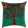 Cojin y funda multicolor con árbol y pájaro. Fondo verde