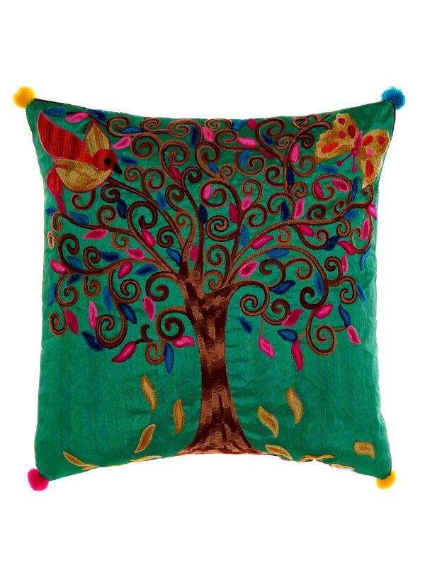 Cojin y funda multicolor con árbol y pájaro. Fondo verde