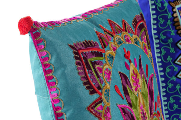 Cojin y funda multicolor con mandala y flor de loto. Detalle del bordado y borla