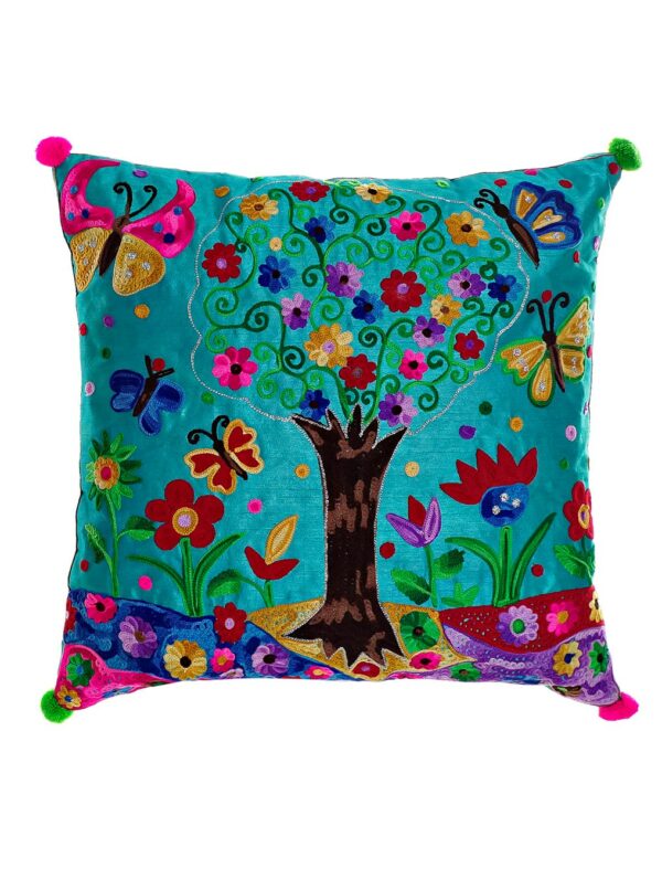 Cojin y funda multicolor con árbol y montaña. Azul