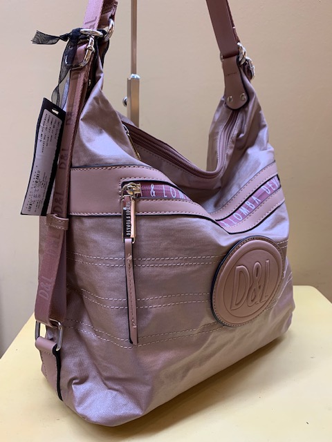 Bolso y mochila en lona metalizada de Devota&Lomba. Rosa vista de lado