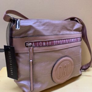 Bolso cruzar en lona metalizada de Devota&Lomba. Vista de lado del color rosa
