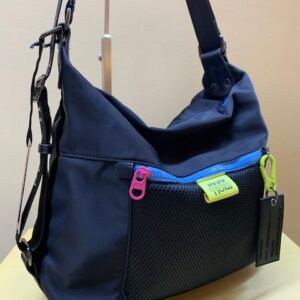 Bolso y mochila cremalleras azules nylon de Pepe Moll. negra vista de lado