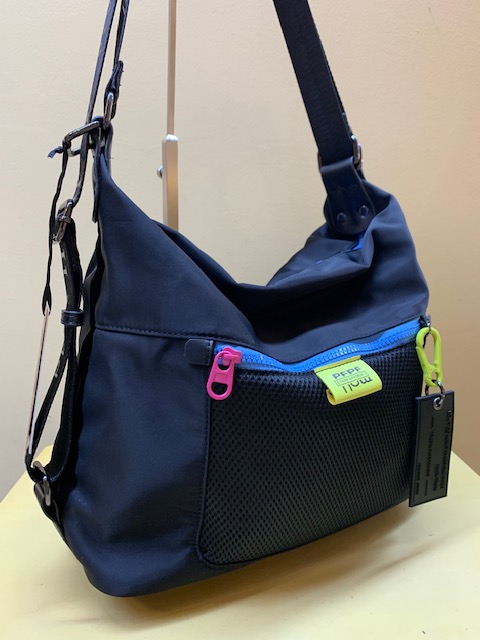 Bolso y mochila cremalleras azules nylon de Pepe Moll. negra vista de lado