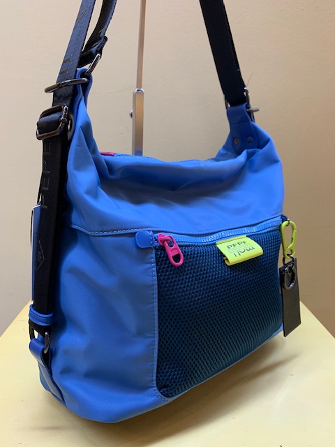 Bolso y mochila cremalleras azules nylon de Pepe Moll. Azul vista de lado
