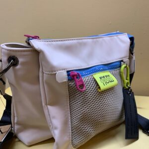 Bolso en nylon con multiapartados interiores de Pepe Moll. Marfíl visto de lado