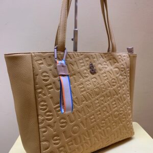 Bolso shopping piel sintética grabada letras Fun&Basic. Color mostaza vista lateral