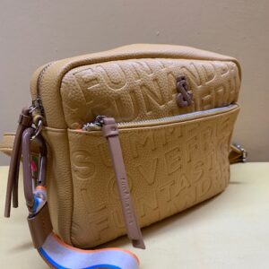 Bolso contenedor piel sintética grabada letras Fun&Basic. Color mostaza visto de lado