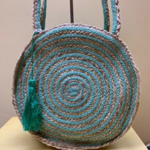 Bolso capazo redondo fibra natural espiral color. Vista frontal del verde agua
