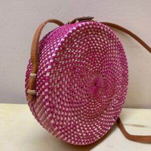 Bolso caja rígido redondo fucsia fibra natural. Vista lateral