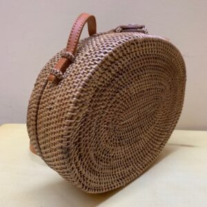 Bolso caja rígido ovalado tostado fibra natural. Vista lateral