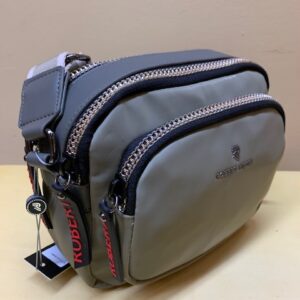 Bolso contenedor pequeño tres apartados charol Robert Pietri. Verde