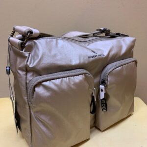 Bolso contenedor multibolsillos tejido metalizado Robert Pietri. Dorado visto de lado