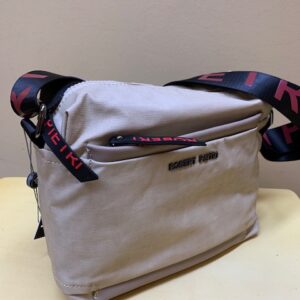 Bolso contenedor tejido plastificado asa marca Robert Pietri. Beige visto de lado