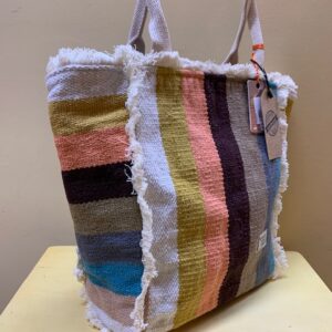 Bolso rectangular yute algodón rayas colores de Tantrend. Vista desde el lateral