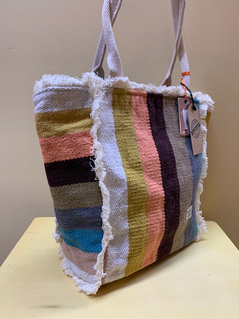 Bolso rectangular yute algodón rayas colores de Tantrend. Vista desde el lateral
