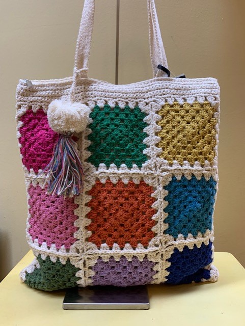 Bolso shopping crochet artesanal multicolor de Kbas. Vista frontal