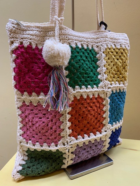 Bolso shopping crochet artesanal multicolor de Kbas. Vista lateral