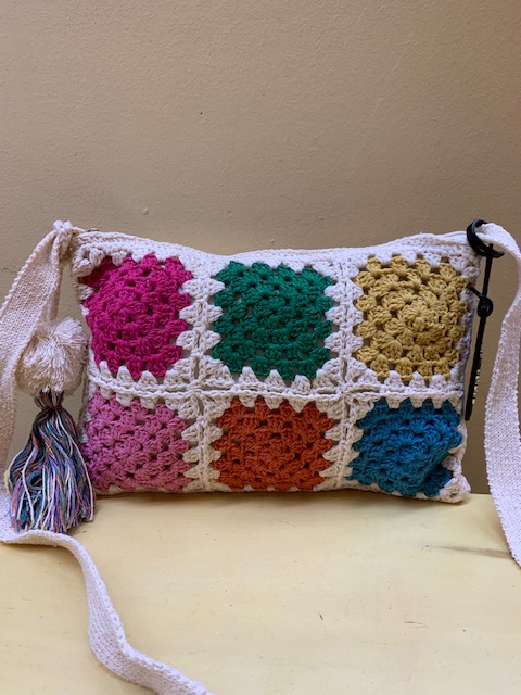 Bolso sobre crochet multicolor de Kbas. Visto de frente