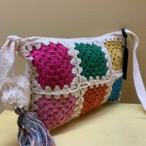 Bolso sobre crochet multicolor de Kbas. Visto de lado