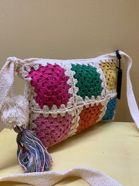 Bolso sobre crochet multicolor de Kbas. Visto de lado