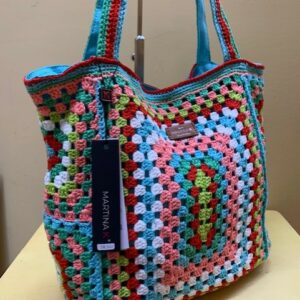 Bolso de crochet multicolor MartinaK. Azul visto de lado