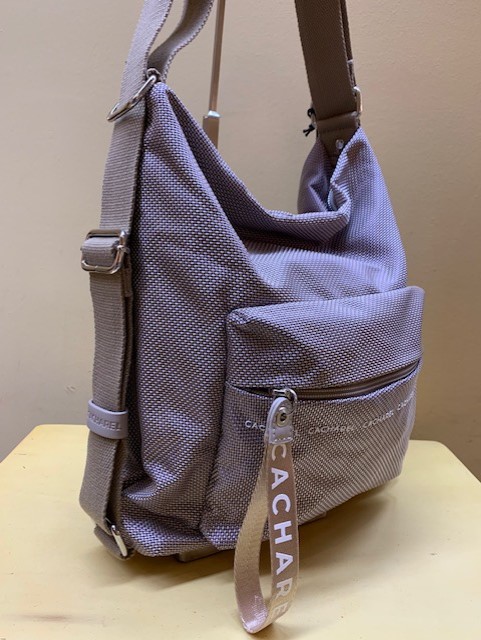 Bolso y mochila en nylon bicolor de Cacharel. Beige visto de lado