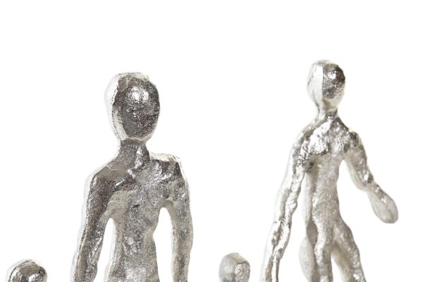 Escultura familia madera aluminio. Vista parcial de las figuras