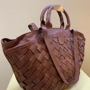 Bolso capazo doble asa piel trenzado mano de Biba. Cuero visto de lado