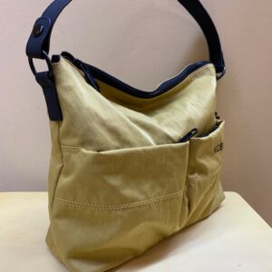 Bolso nylon ultraligero con bolsillos frontales de Kcb. Mostaza
