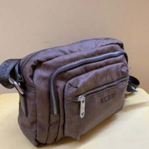 Bolso contenedor multibolsillos cuero sintético Kcb. Visto de lado