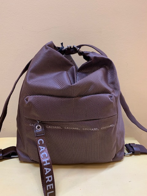 Bolso y mochila en nylon bicolor de Cacharel. Marrón en posición de mochila