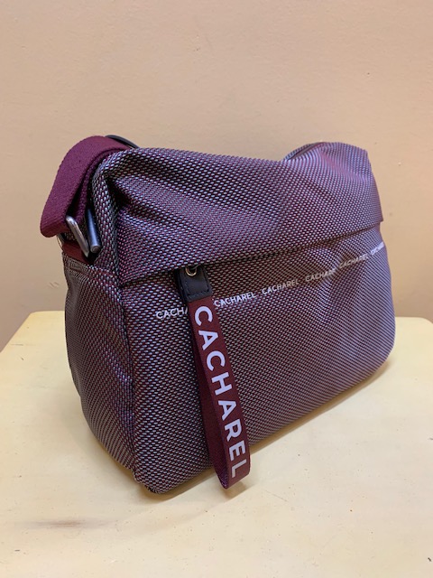 Bolso contenedor dos bolsillos en nylon bicolor Cacharel. Burdeos visto de lado