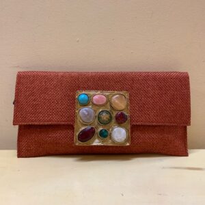 Bolso clutch con adorno cuadro multicolor. Naranja