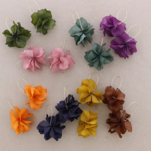 Pendientes gancho flor pasta. Colores