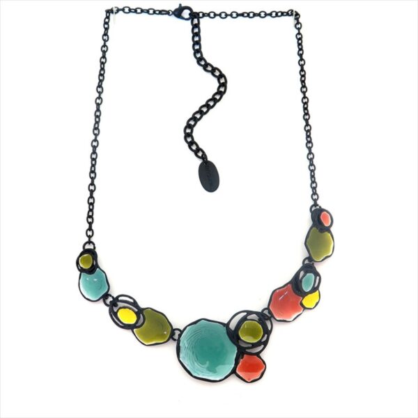 Con azul, verde, rojo y amarillo