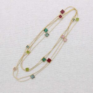 Collar largo de 108 cm en acero inoxidable con cuadrados de piedras naturales