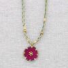 Con medalla en color fucsia