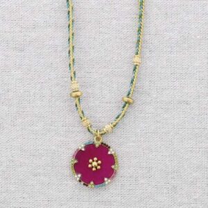 Con medalla en color fucsia