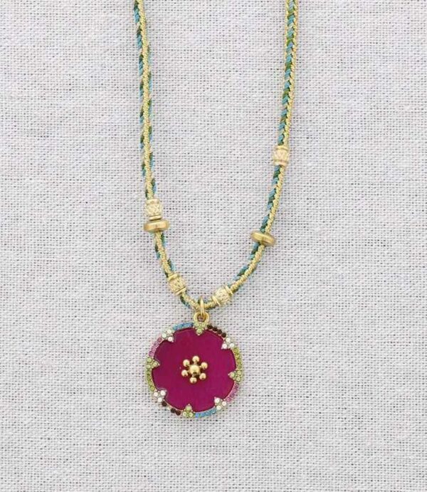 Con medalla en color fucsia