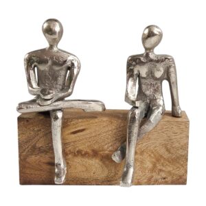 Vista completa del conjunto, figuras de aluminio y base de madera maciza