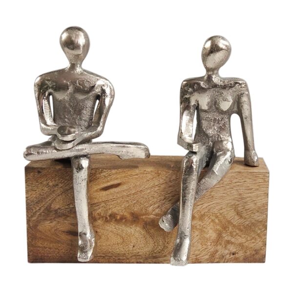 Vista completa del conjunto, figuras de aluminio y base de madera maciza