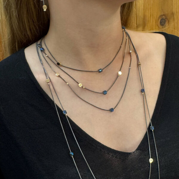 Colocada con la gargantilla de cristal azul grisáceo a la vez
