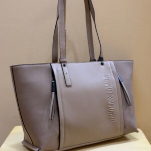 En color taupe visto desde el lateral