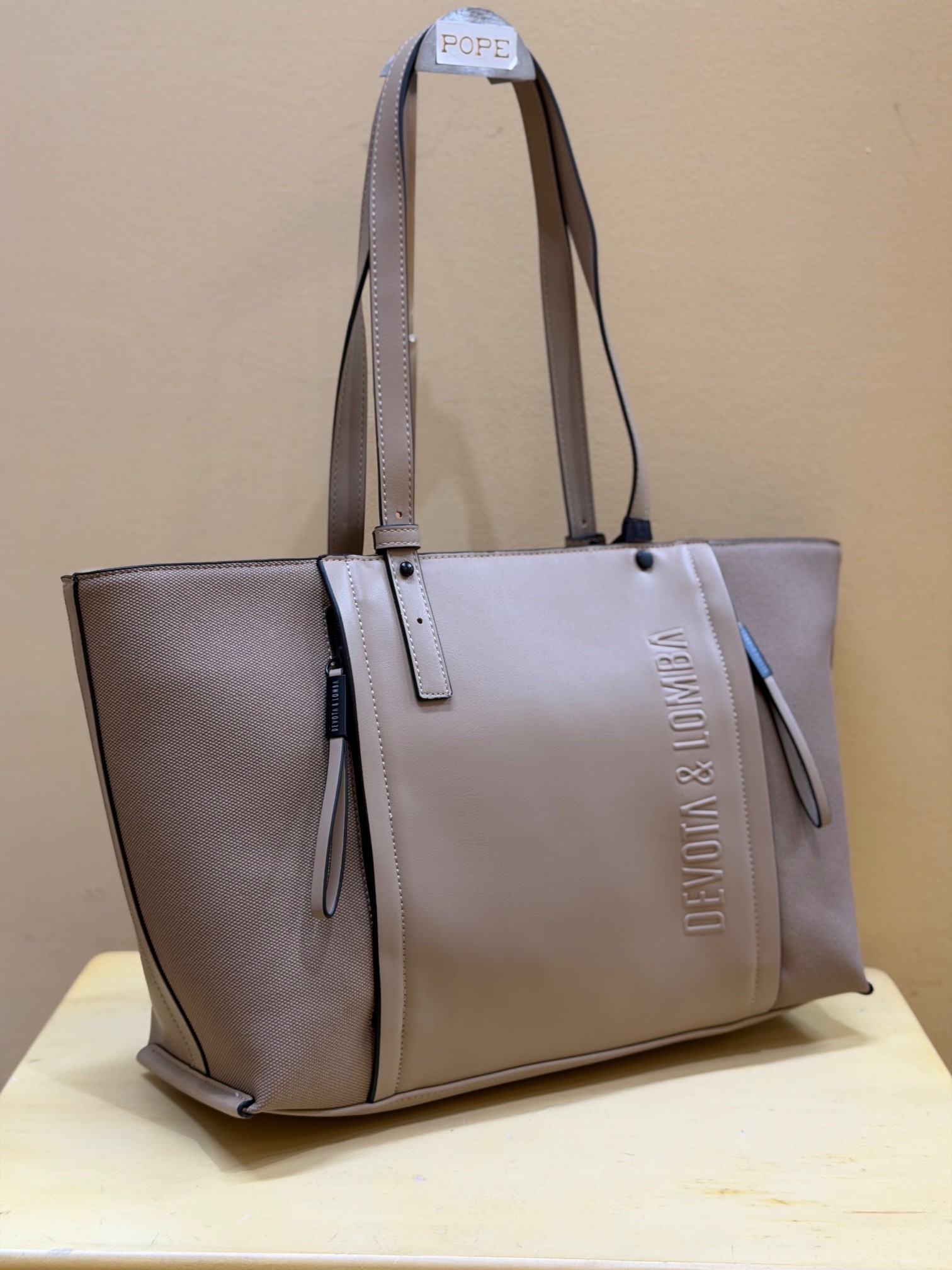 En color taupe visto desde el lateral