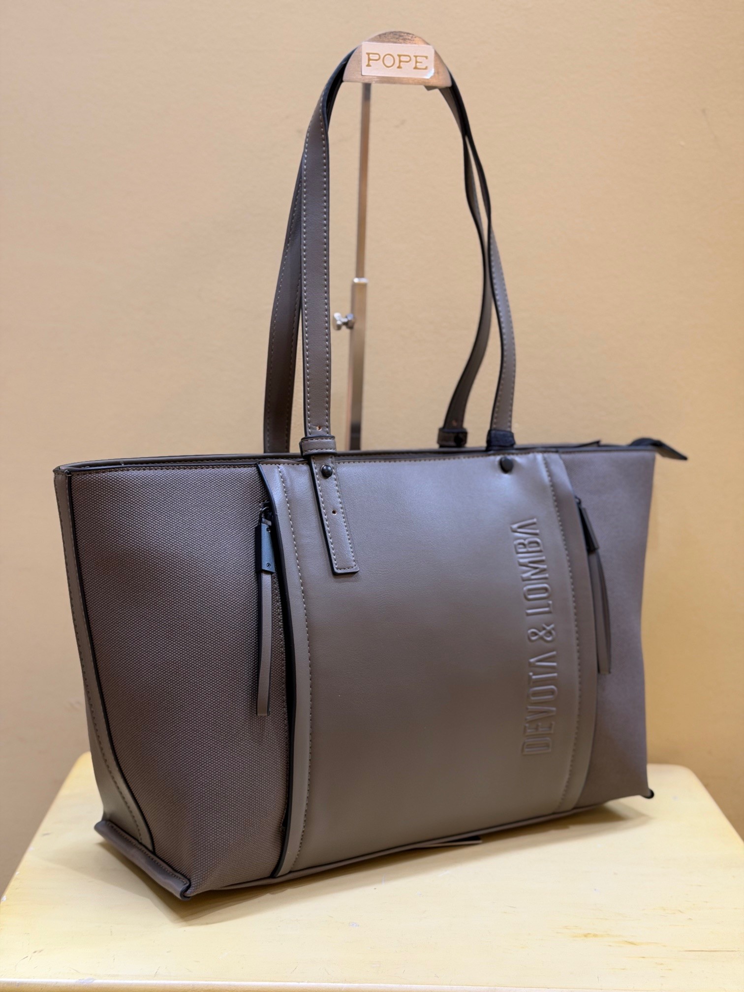 En color gris visto desde el lateral