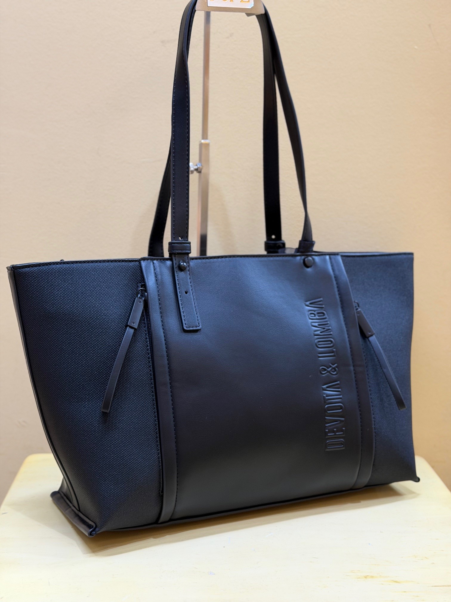 En color negro visto desde el lateral