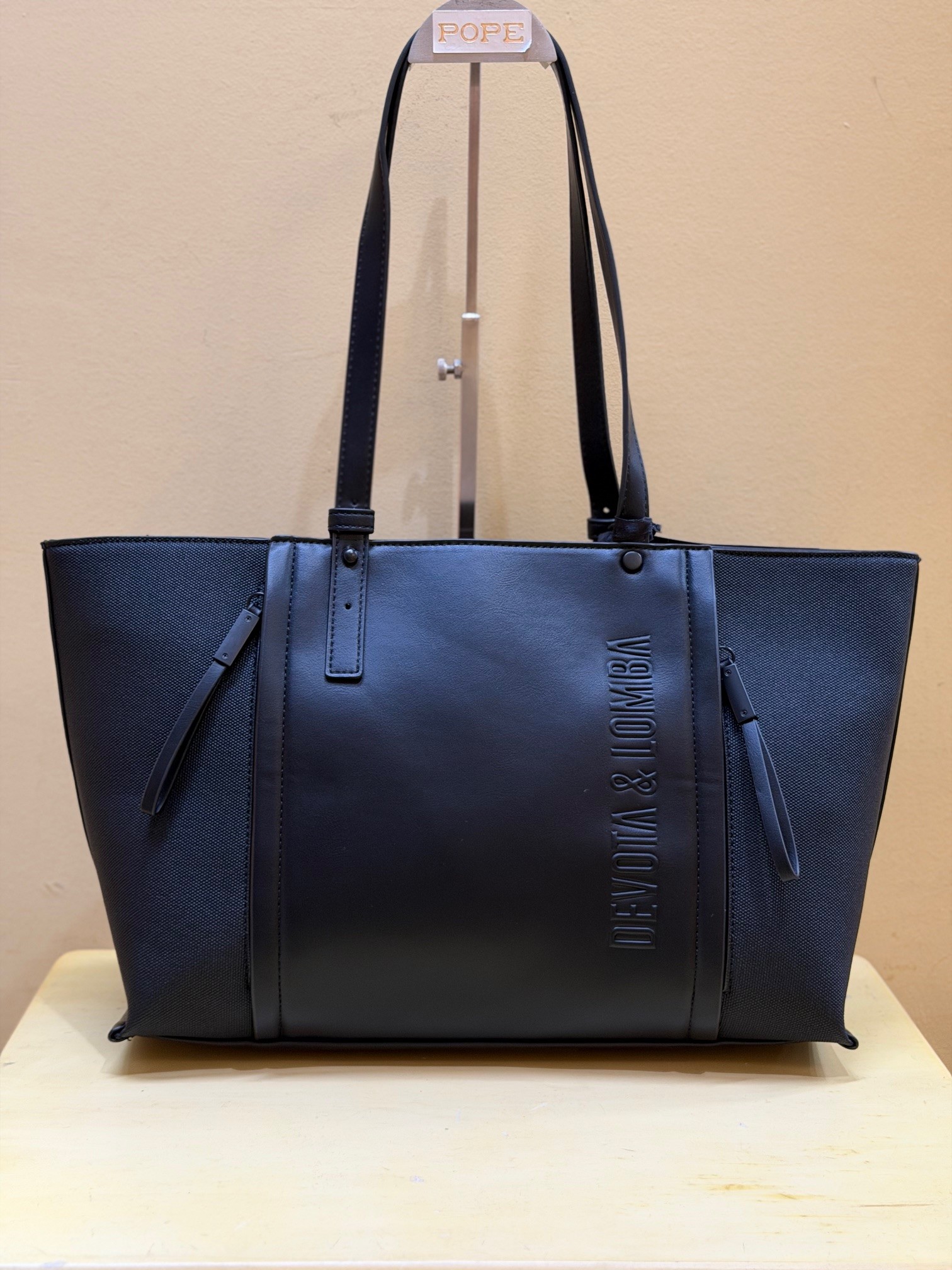 En negro visto de frente