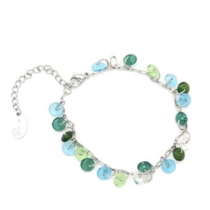 En acero inoxidable plateado y resinas transparentes en tonos azules y verde