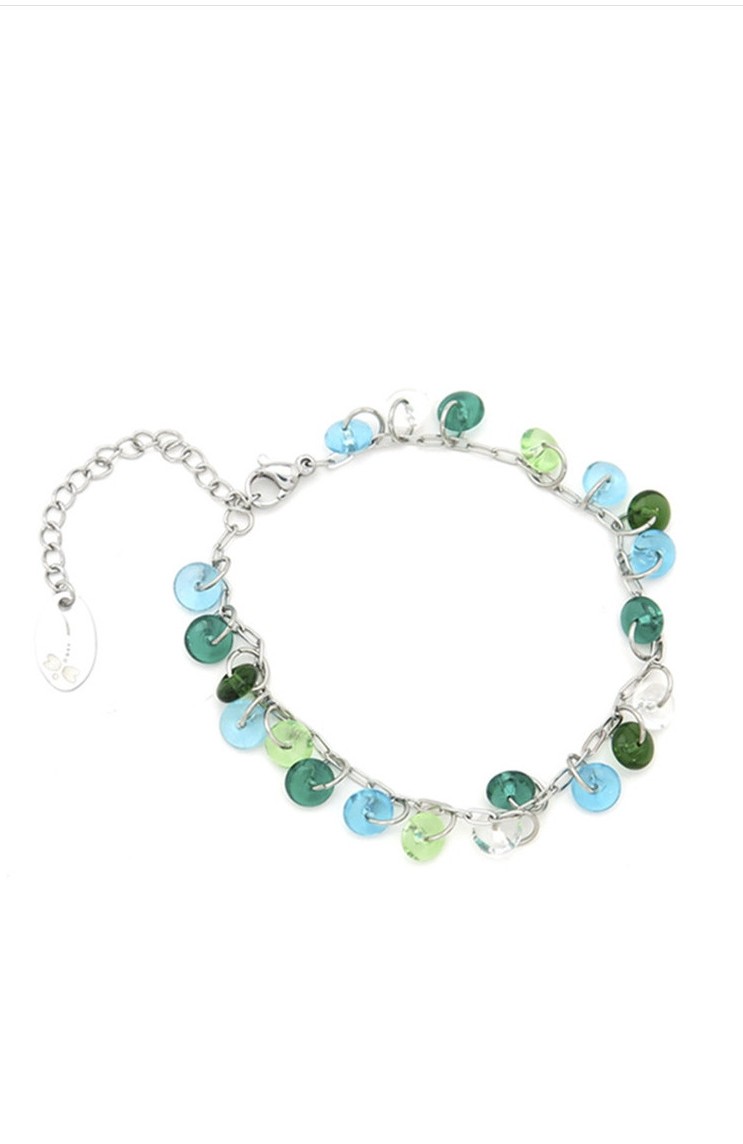 En acero inoxidable plateado y resinas transparentes en tonos azules y verde